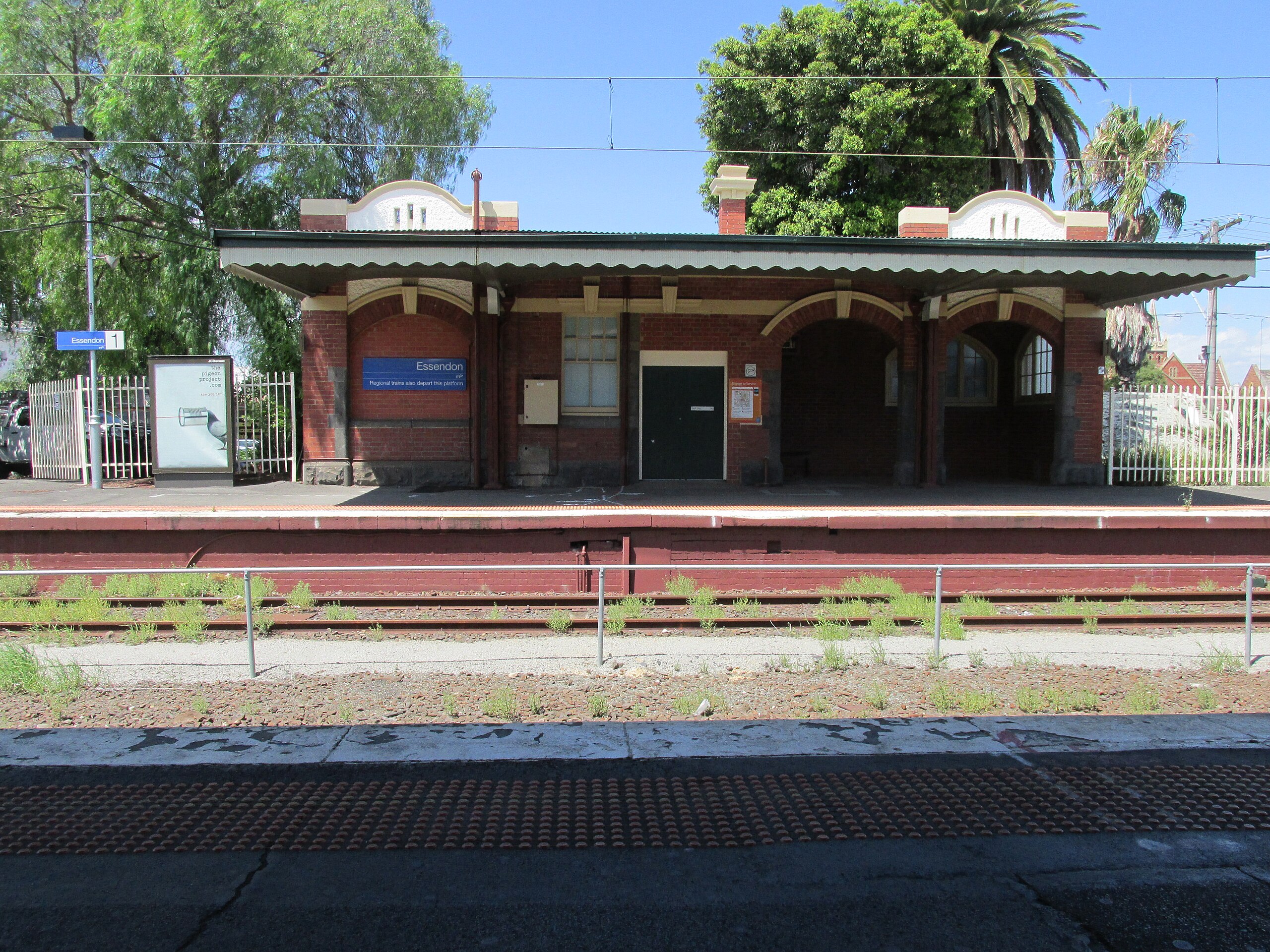 Essendon_station_platforms_2018.jpg