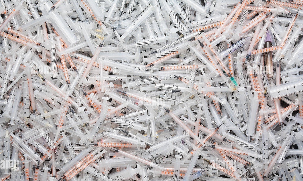 medical-waste-a-pile-of-used-plastic-disposable-syringes-a-few-detachable-JH9050.jpg