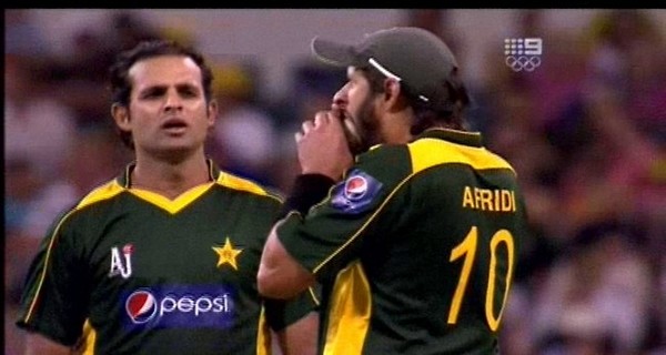 Shahid-Afridi’s-ball-biting-incident-cricket-controversies.jpg