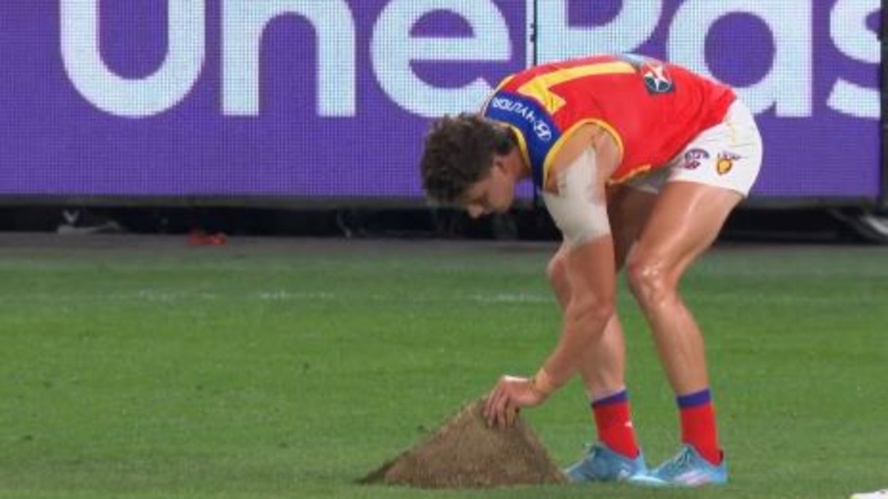 [PLAYERCARD]Jarrod Berry[/PLAYERCARD] attempts to fix the turf at Marvel Stadium. Pic: Channel 7.