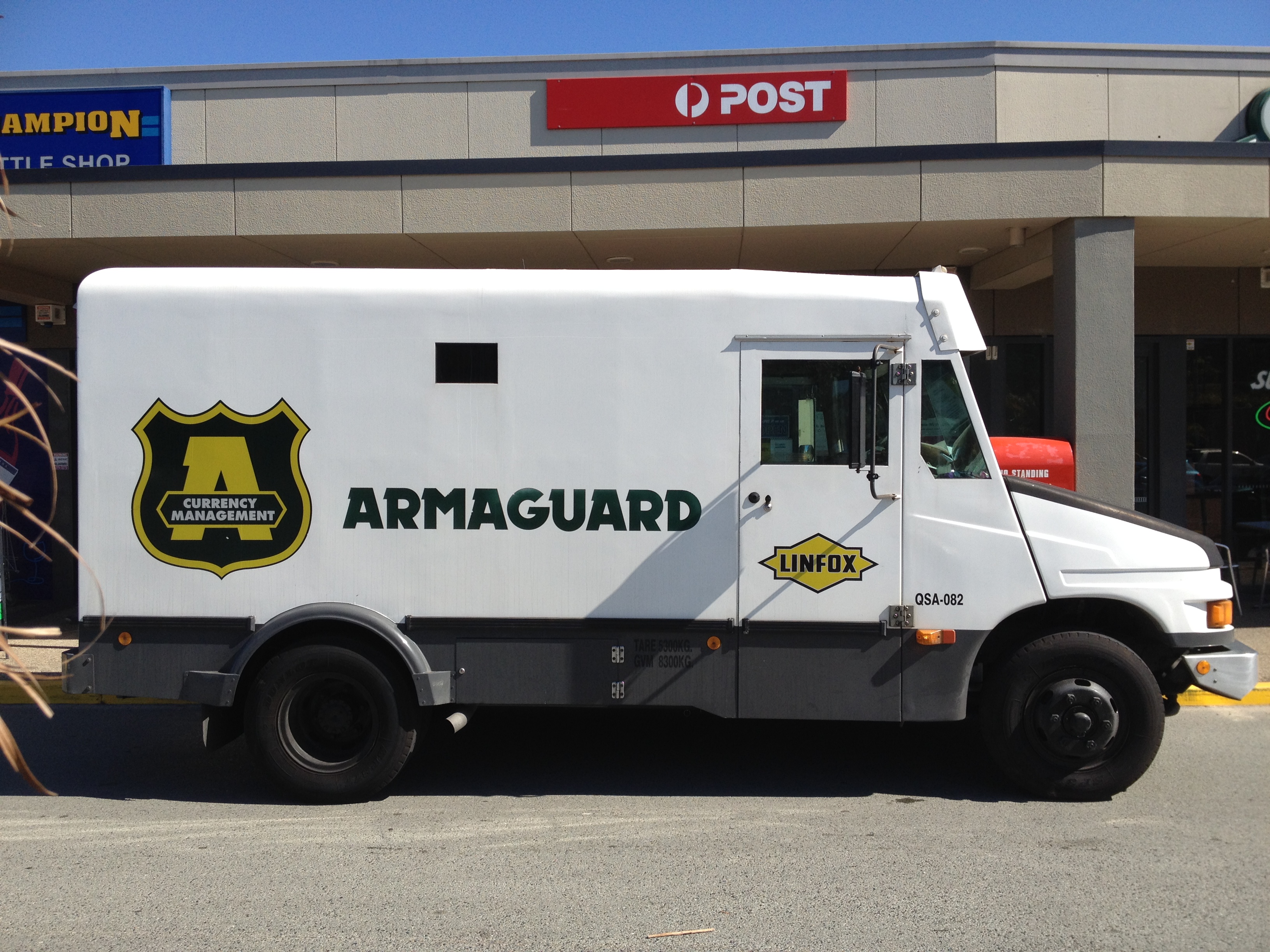 Armoured_vans_of_Armaguard_in_Australia_01.jpg