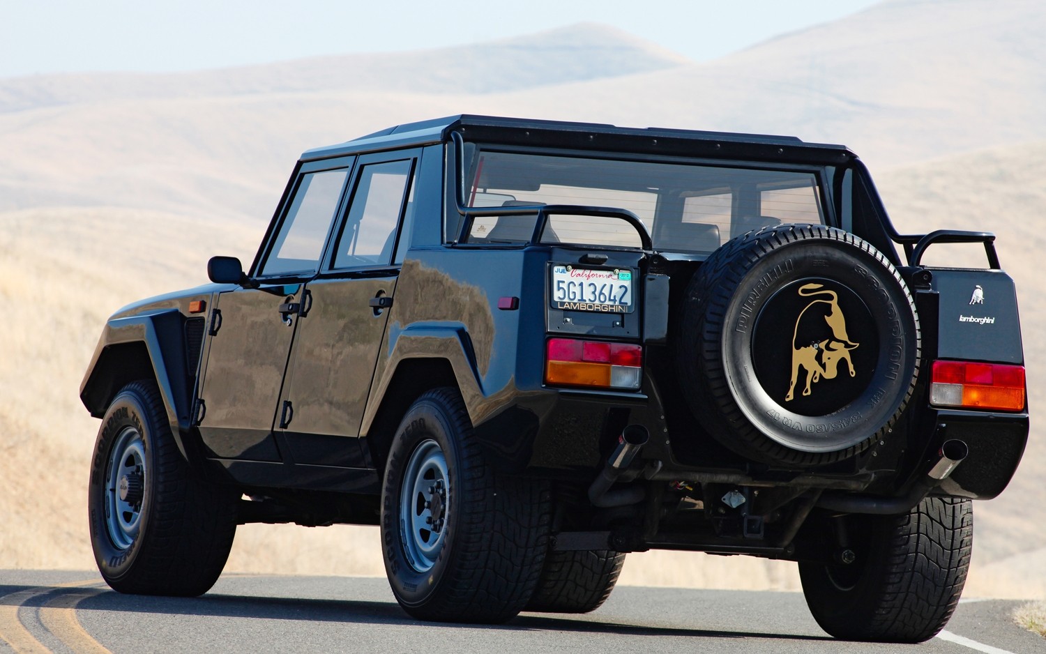 lamborghini-lm002-rear-view.jpg