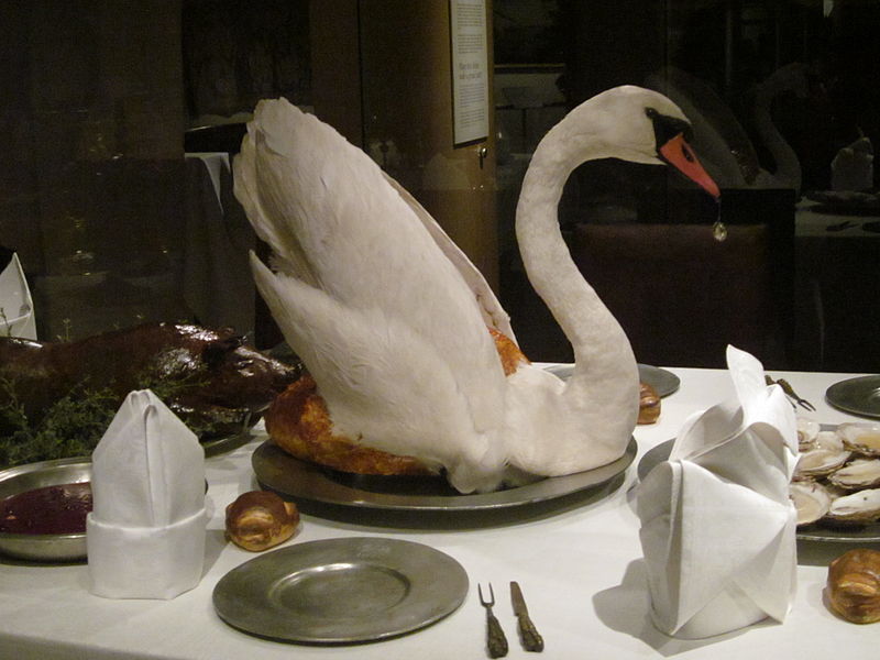 800px-Swan_centerpiece_Nordic_Museum.jpg