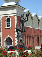 150px-Fremantle_Oval_Statue.jpg