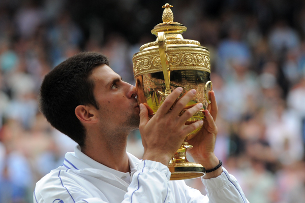 Djokovic-kisses-Wimbledon-trophy.jpg