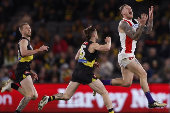 Saints veteran [PLAYERCARD]Tim Membrey[/PLAYERCARD] prepares to mark on the lead.