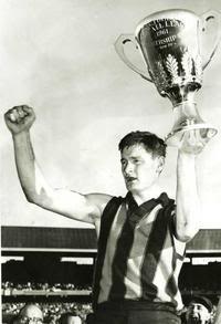 002ArthurGrahamholds1961premiers-1.jpg