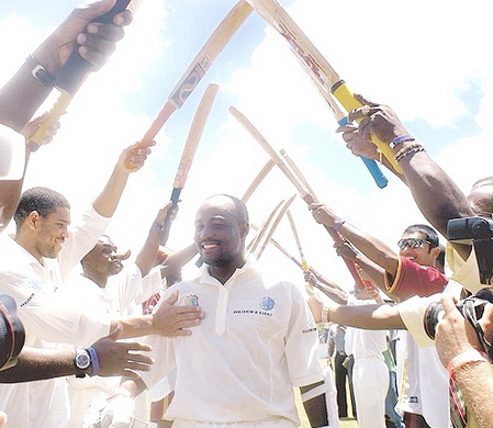 Brian-Lara-leaves-the-field-through-a-guard-of-honour.png