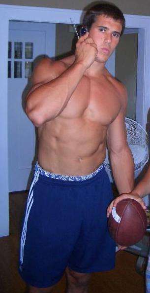 brady_quinn_shirtless_cellphone.jpg