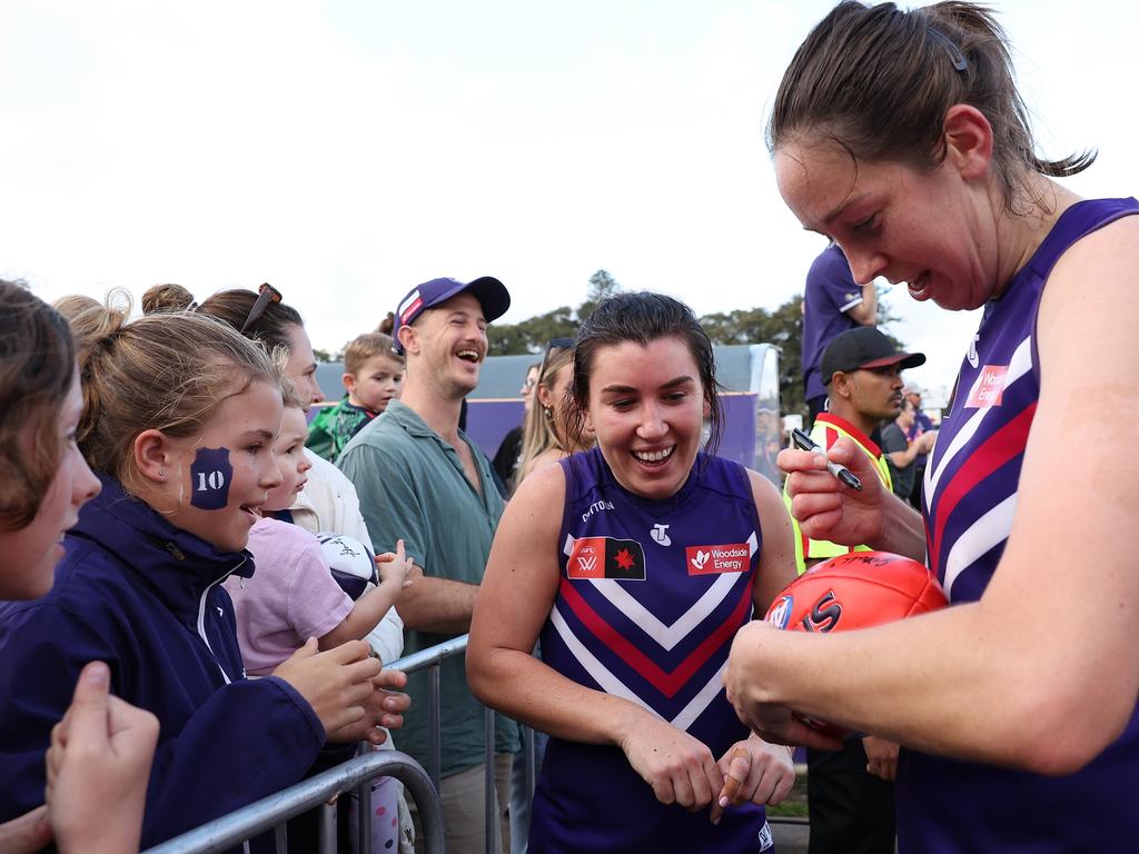 Aine Tighe signs autographs for young Dockers fans at Fremantle Oval. Picture: Paul Kane/Getty Images