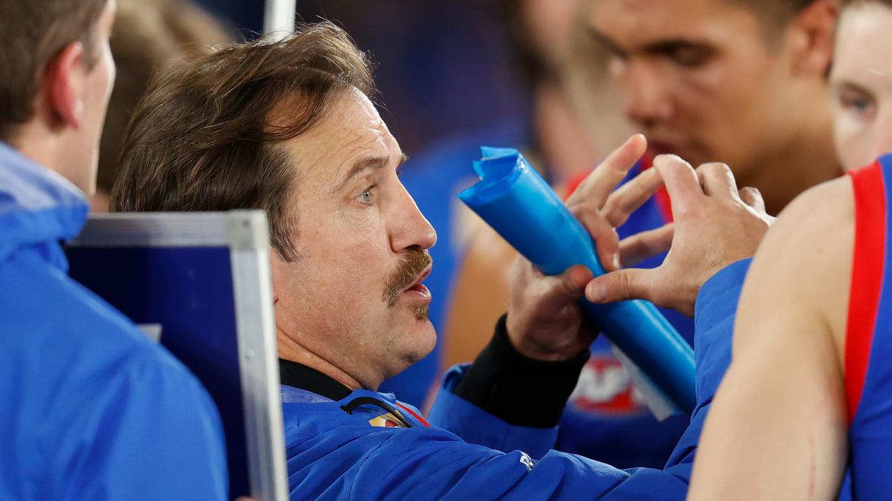 Luke Beveridge addresses his players at three-quarter time. Picture: Michael Willson/AFL Photos via Getty Images