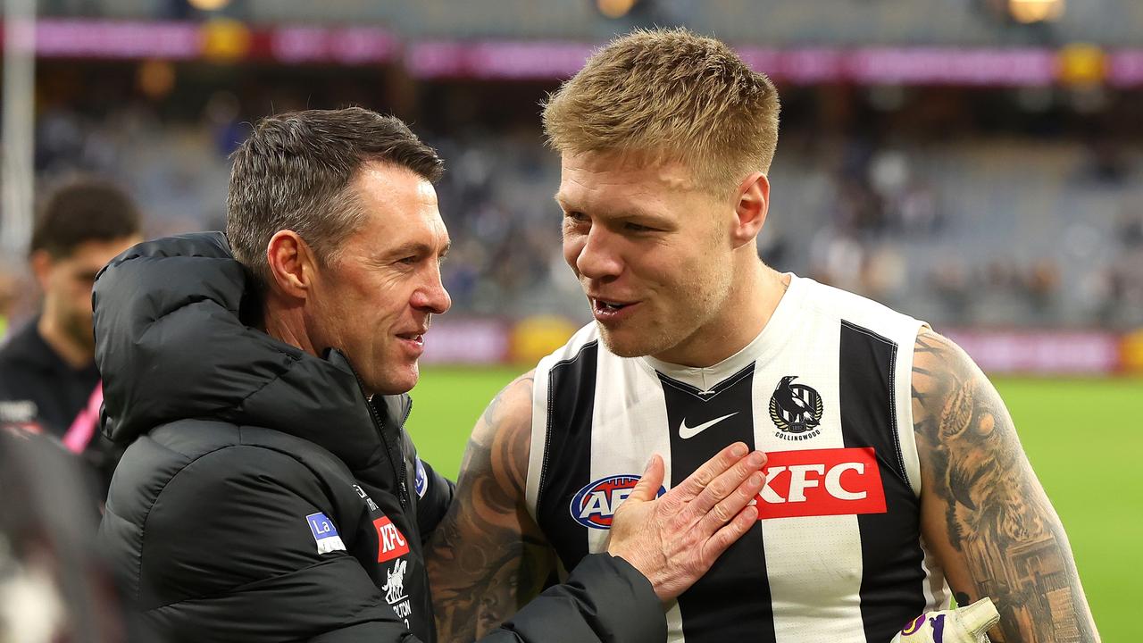 Magpies coach [PLAYERCARD]Craig McRae[/PLAYERCARD] talks with [PLAYERCARD]Jordan De Goey[/PLAYERCARD]. Picture: Paul Kane/Getty Images