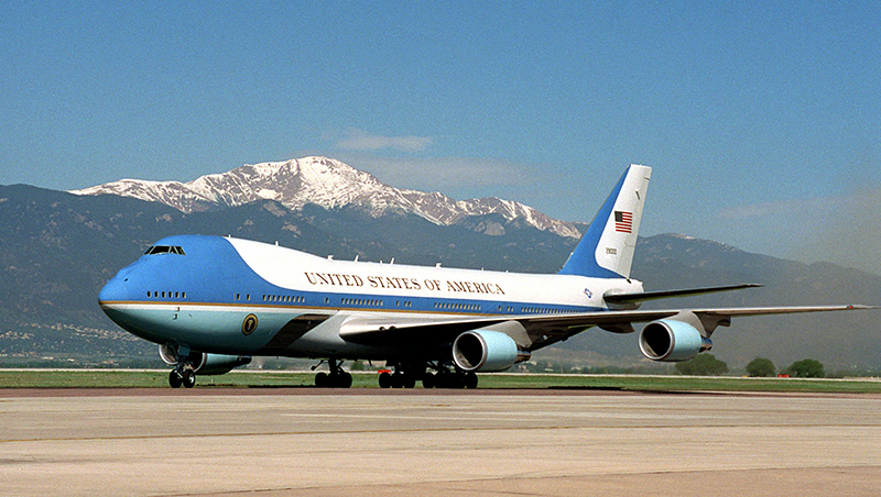 Air_Force_One_on_the_ground.jpg