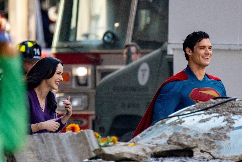 Corenswet-and-Rachel-Brosnahan-on-the-Set-of-James-Gunns-Superman.jpg