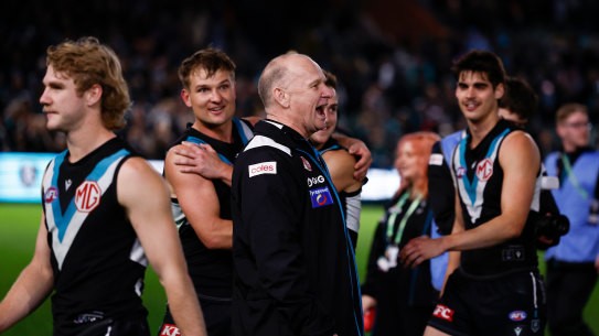 Port coach Ken Hinkley exchanges comments with Hawthorn players after the final siren.