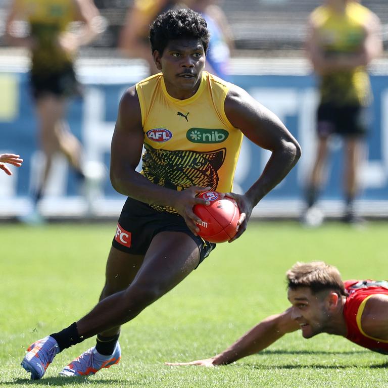 Maurice Rioli gives a teammate the slip. Picture: Michael Klein