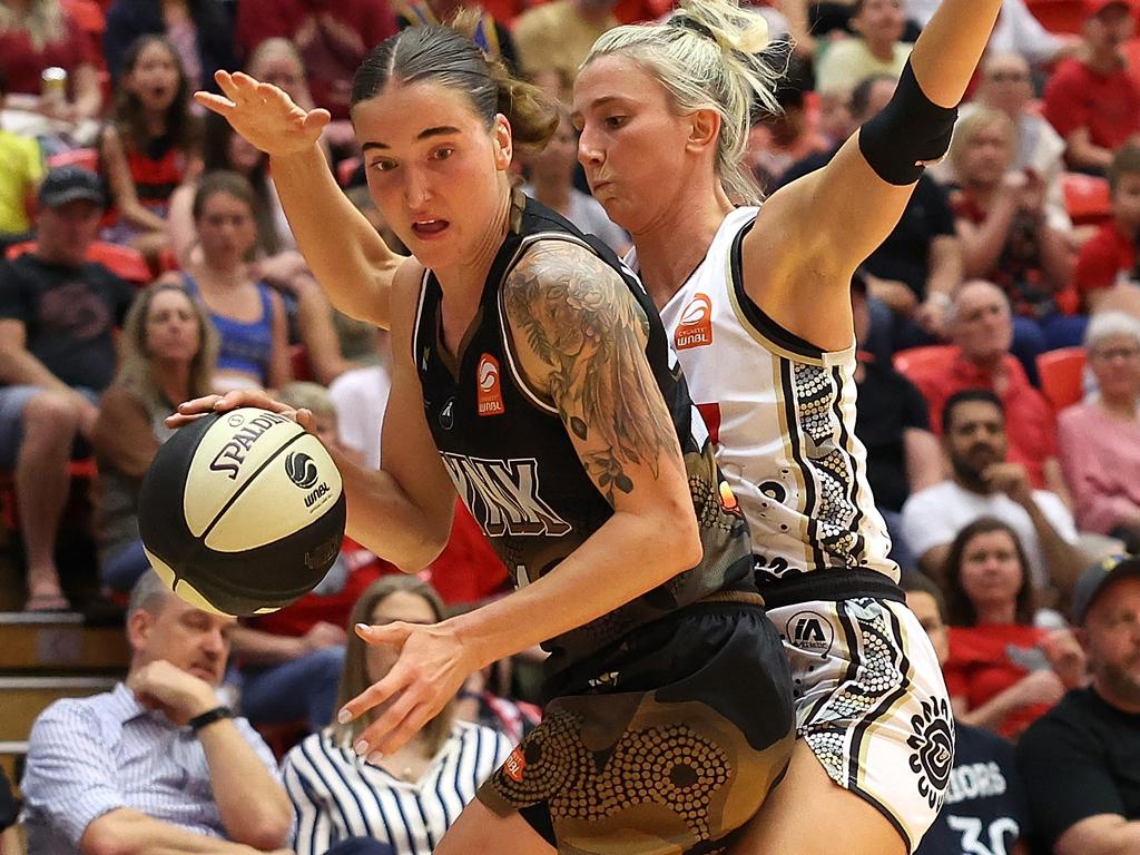 Sister, Anneli Maley (L), playing for Perth Lynx. Picture: Paul Kane/Getty Images