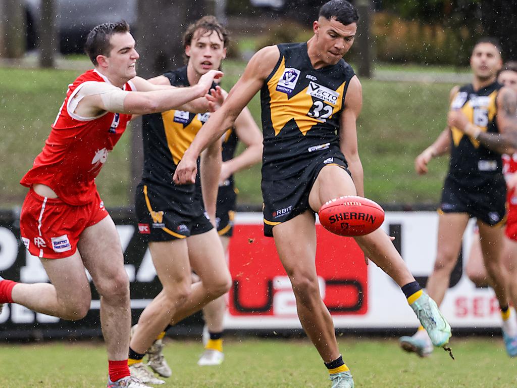 Sam Paea gets a kick away for Werribee. Picture: Ian Currie