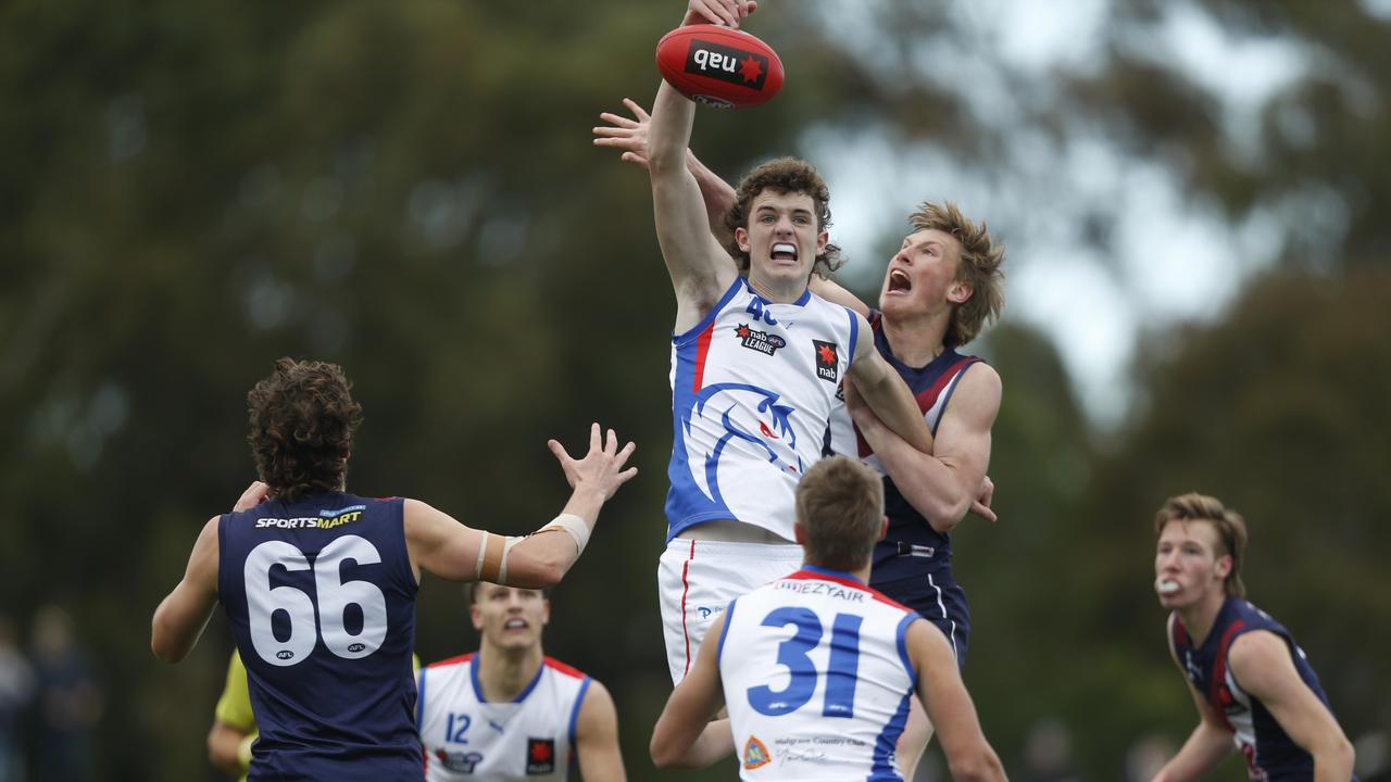 Hudson O'Keeffe (left) taps it down. Picture: Valeriu Campan