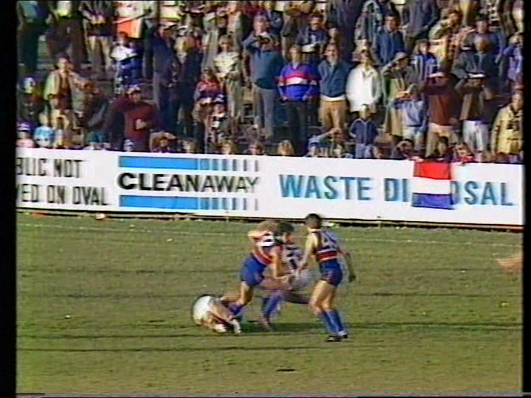 1981-Round-17-Footscray-v-North-Melb-HSV-7-4th-qtr-@-11.42.png
