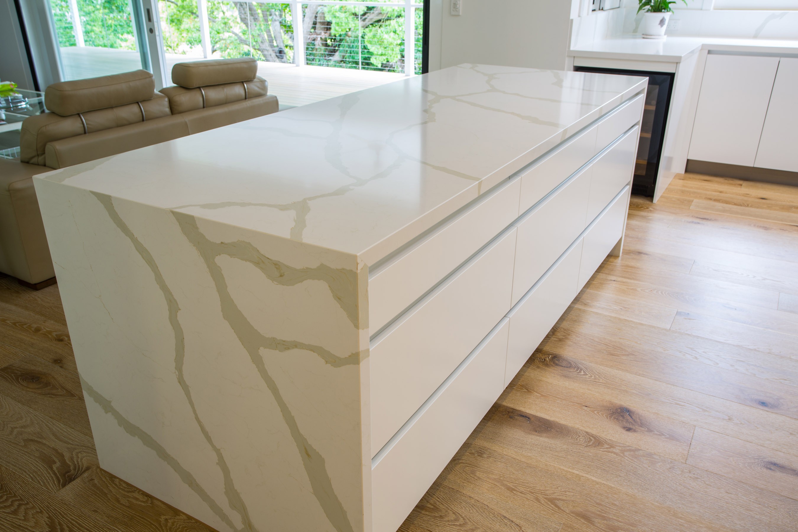 Island-bench-features-large-deep-handle-less-drawers.jpg