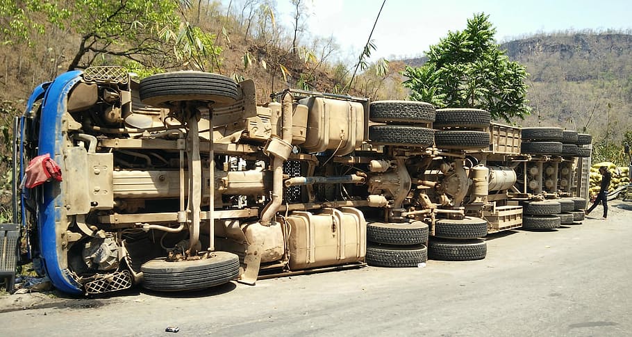 accident-truck-6-axel-22-wheel.jpg