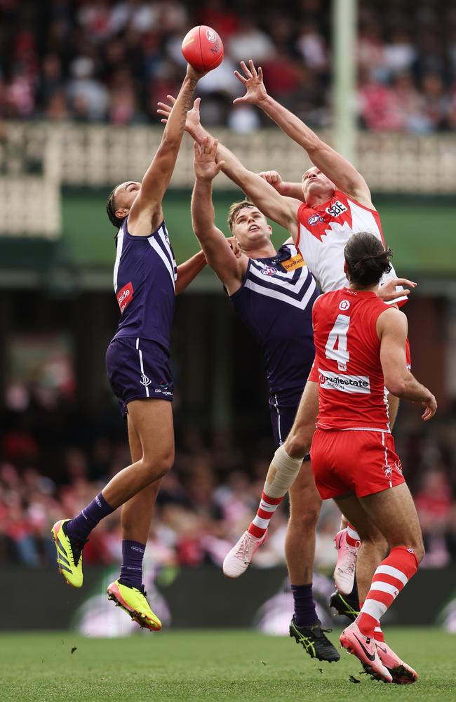 SYDNEY, AUSTRALIA – JUNE 29: Joshua Draper and [PLAYERCARD]Sean Darcy[/PLAYERCARD] of the Dockers competes for the ball against [PLAYERCARD]Hayden McLean[/PLAYERCARD] of the Swans during the round 16 AFL match between Sydney Swans and Fremantle Dockers at SCG, on June 29, 2024, in Sydney, Australia. (Photo by Matt King/AFL Photos/via Getty Images)