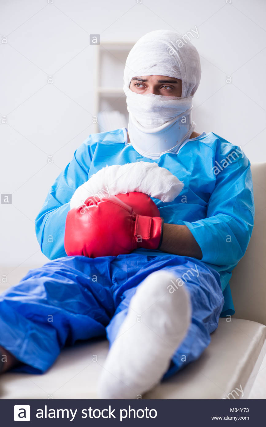 injured-boxer-recovering-in-hospital-M84Y73.jpg