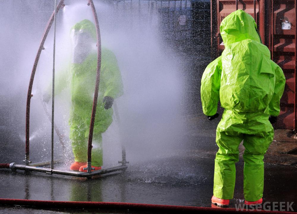 workers-in-radiation-suits-wash-off-contaminants.jpg