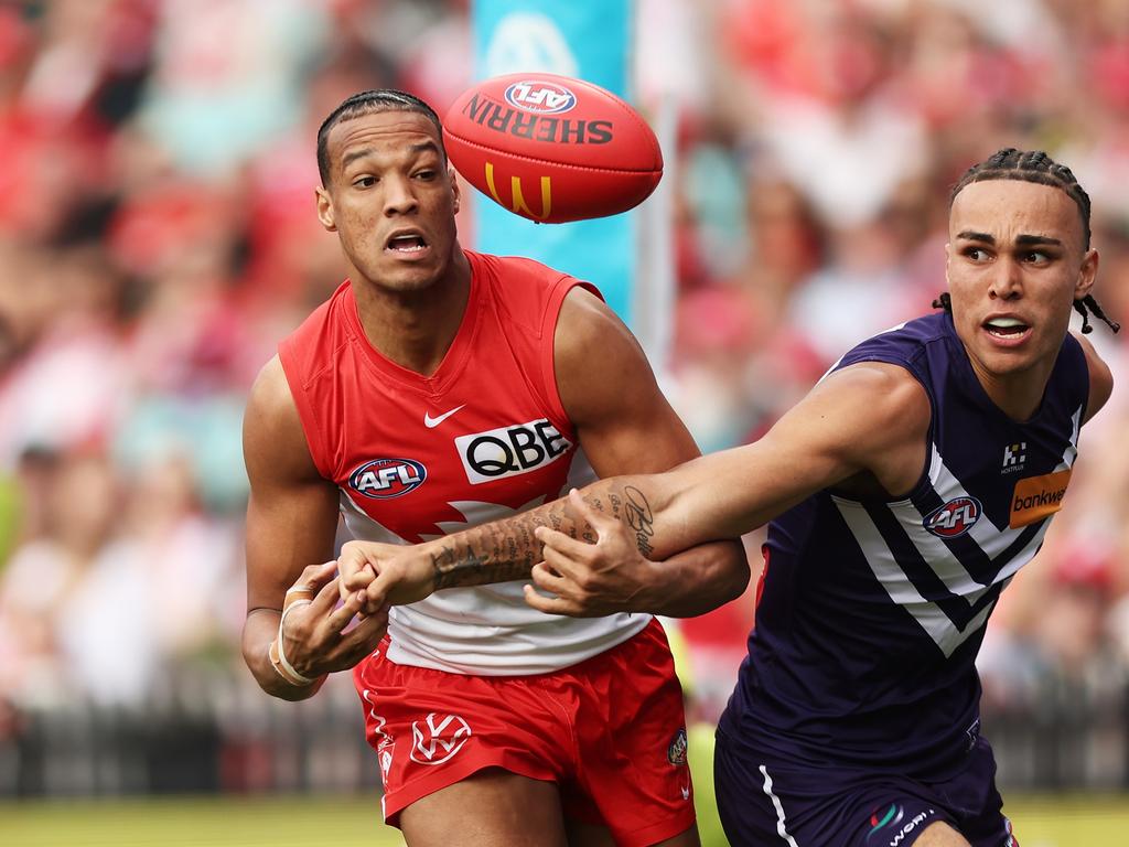SYDNEY, AUSTRALIA – JUNE 29: Joel Amartey of the Swans competes for the ball against Joshua Draper of the Dockers during the round 16 AFL match between Sydney Swans and Fremantle Dockers at SCG, on June 29, 2024, in Sydney, Australia. (Photo by Matt King/AFL Photos/via Getty Images)