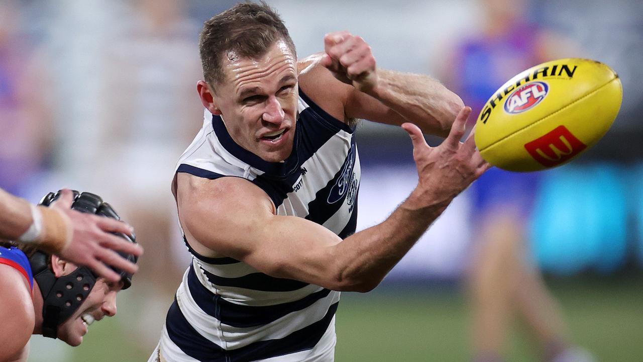 Joel Selwood escapes a [PLAYERCARD]Caleb Daniel[/PLAYERCARD] tackle to get his handball away in his 350th game. Picture: Mark Stewart