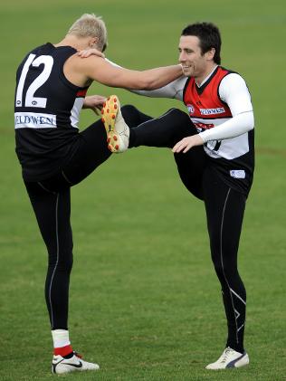 424573-stephen-milne-and-nick-riewoldt-at-training.jpg