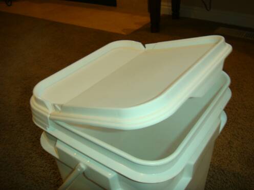 4-gallon-bucket-flip-top-lid.jpg