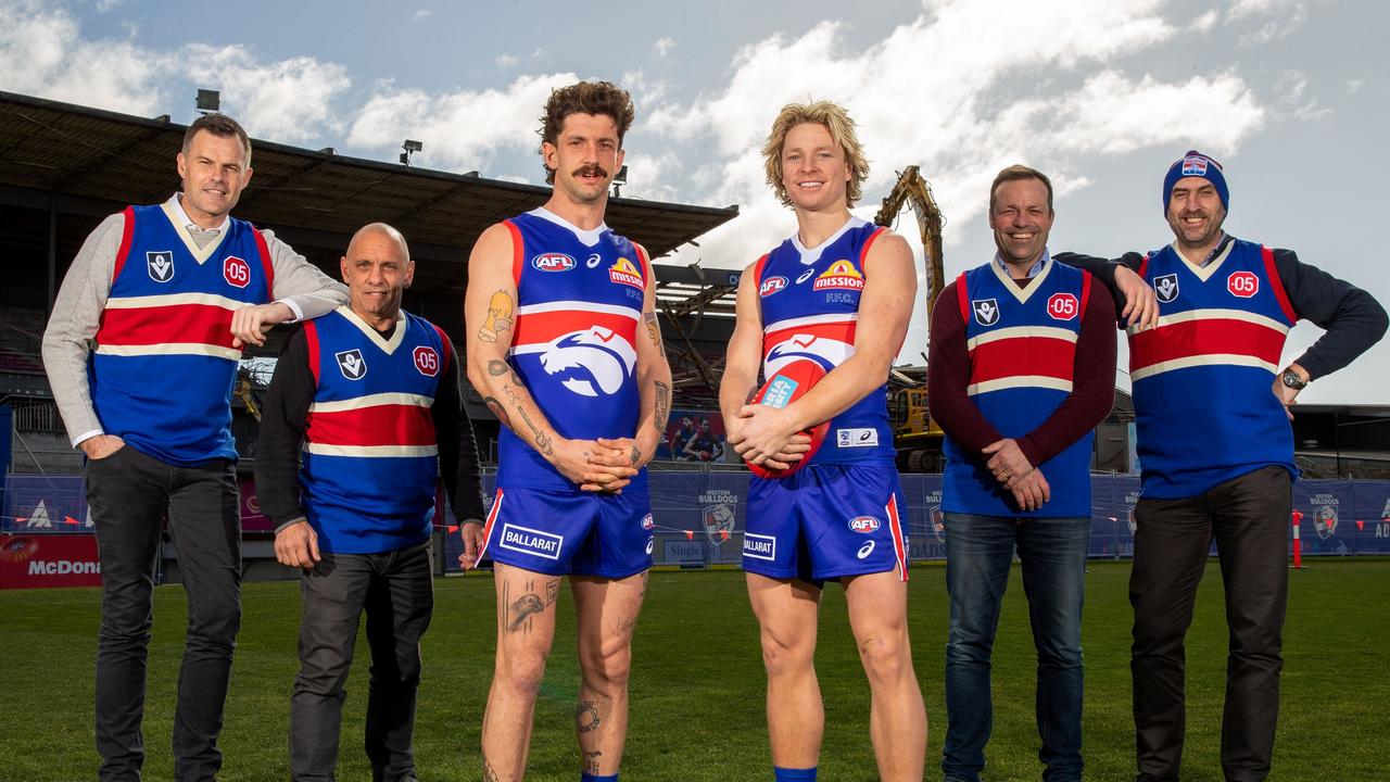 Former Western Bulldogs players Luke Darcy, [PLAYERCARD]Tony Liberatore[/PLAYERCARD], [PLAYERCARD]Brad Johnson[/PLAYERCARD] and Matthew Croft pose for a photo with current players Tom Liberatore and [PLAYERCARD]Cody Weightman[/PLAYERCARD]. Picture: Darrian Traynor/Getty Images